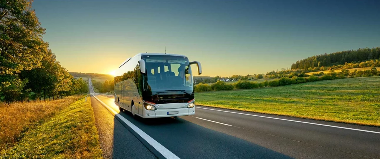 Abenteuerlicher Reisebus auf einer spannenden Route mit fröhlichen Entdeckern".